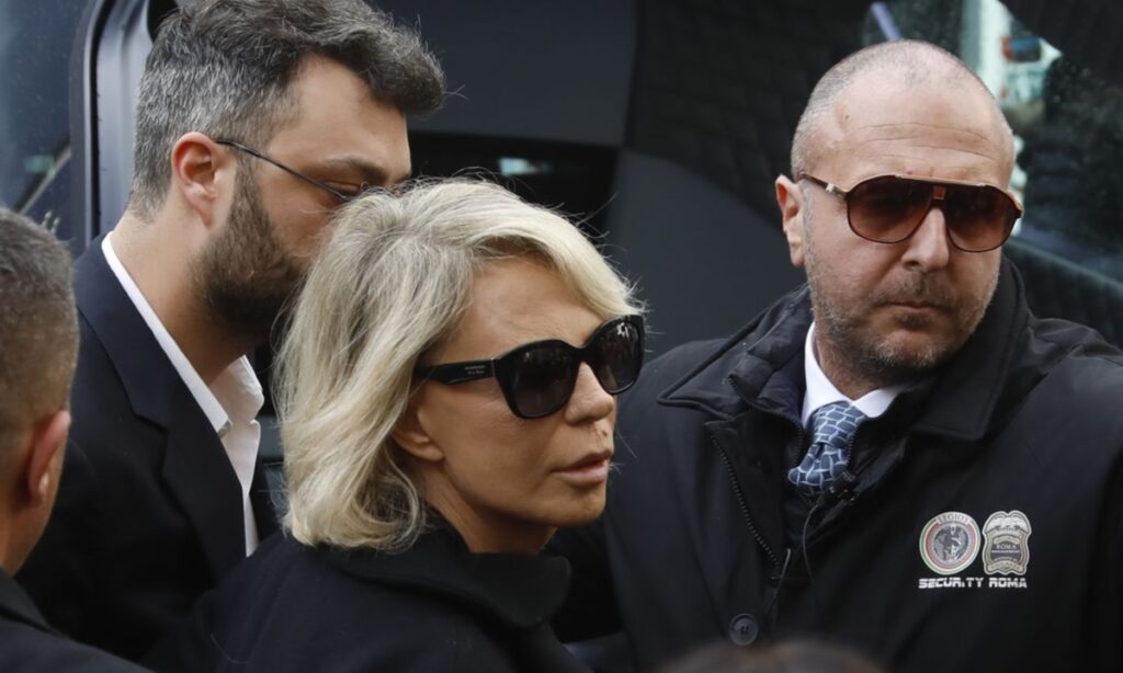 Maria De Filippi ai funerali di Silvio Berlusconi è bufera sui social
