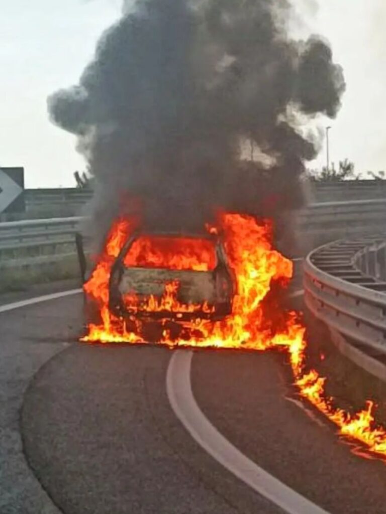 A27, auto prende fuoco a Conegliano: intervengono i vigili del fuoco