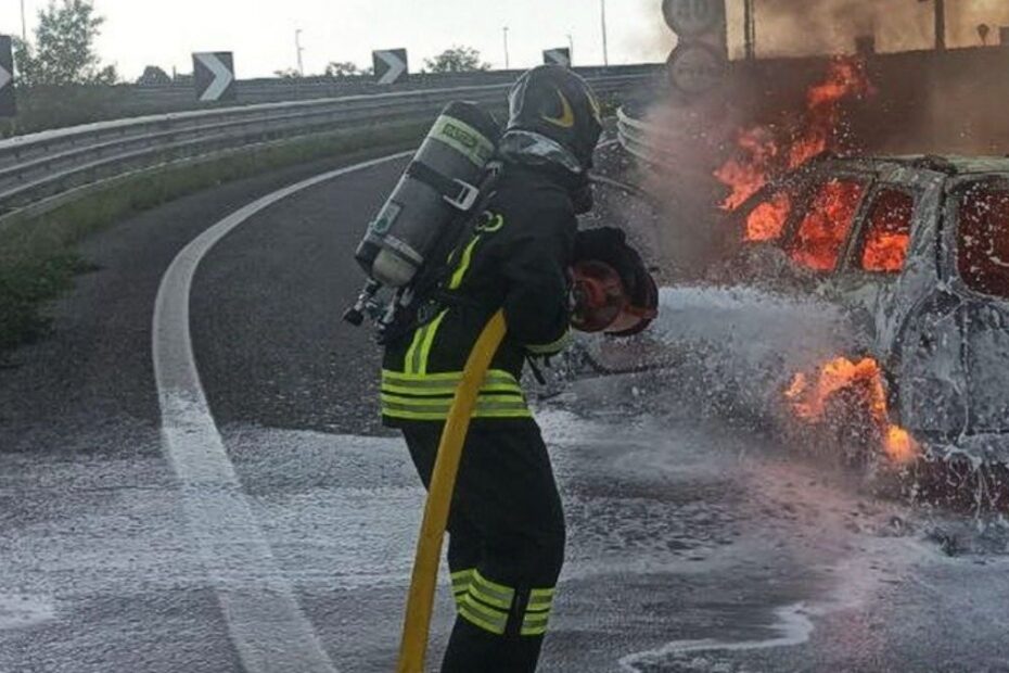 A27 auto prende fuoco