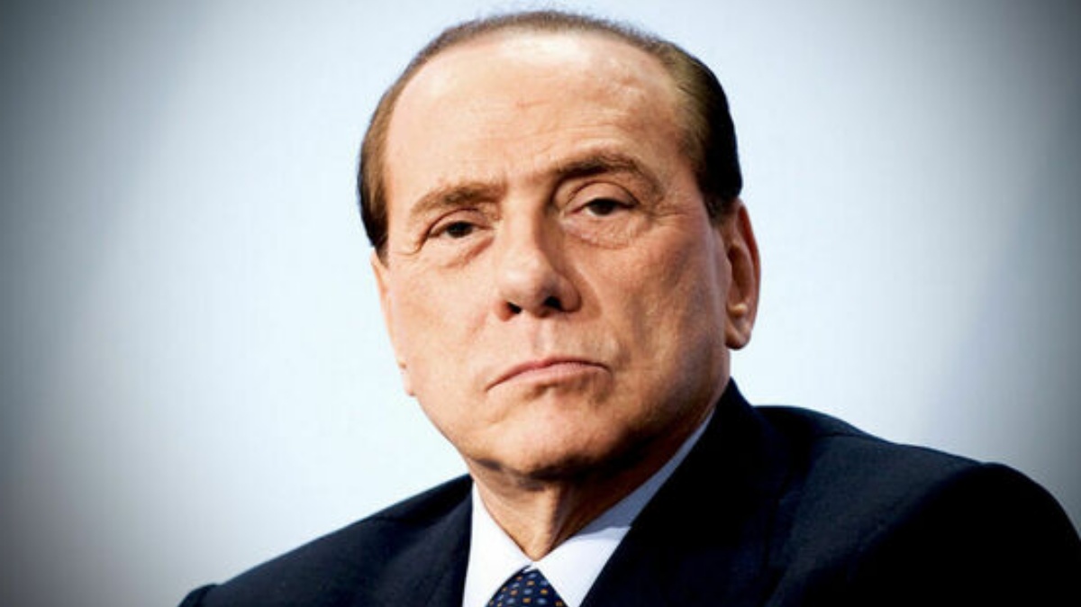 Silvio Berlusconi gesto Gemitaiz 