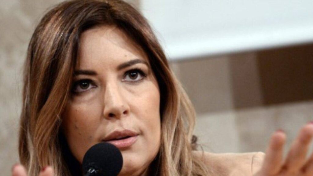 Selvaggia Lucarelli | Durissima Dopo La Morte Di Berlusconi | Scoppia ...