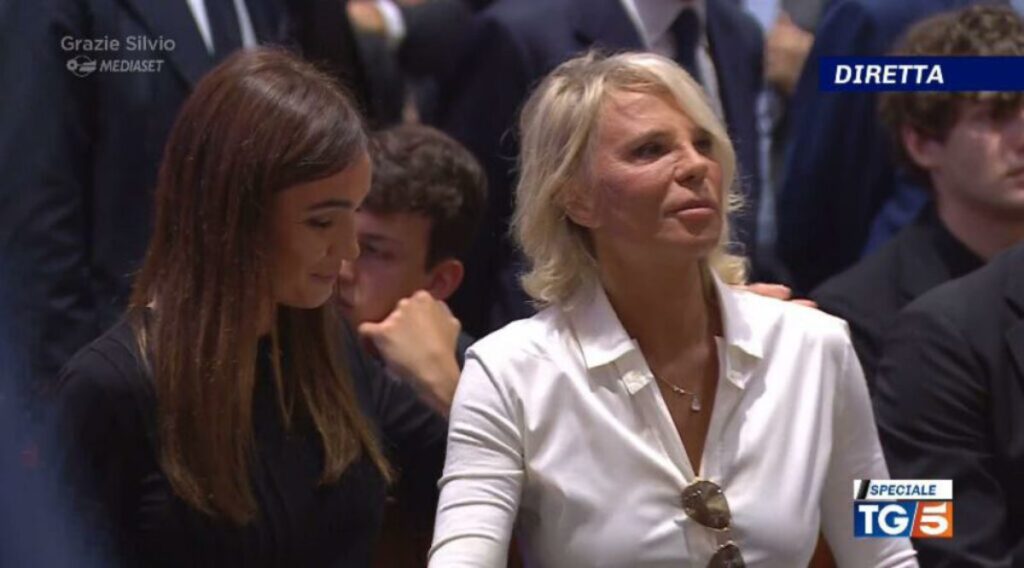 Maria De Filippi vestita di bianco ai funerali di Berlusconi, il motivo