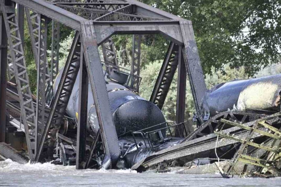 treno cade nel fiume