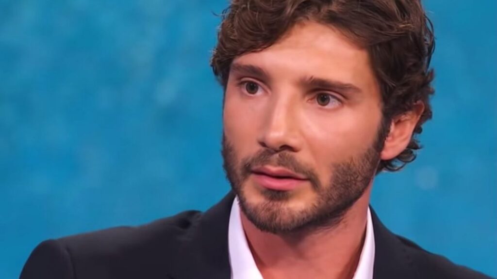 Stefano De Martino In Vacanza Con Santiago? Il Conduttore Svela La Meta