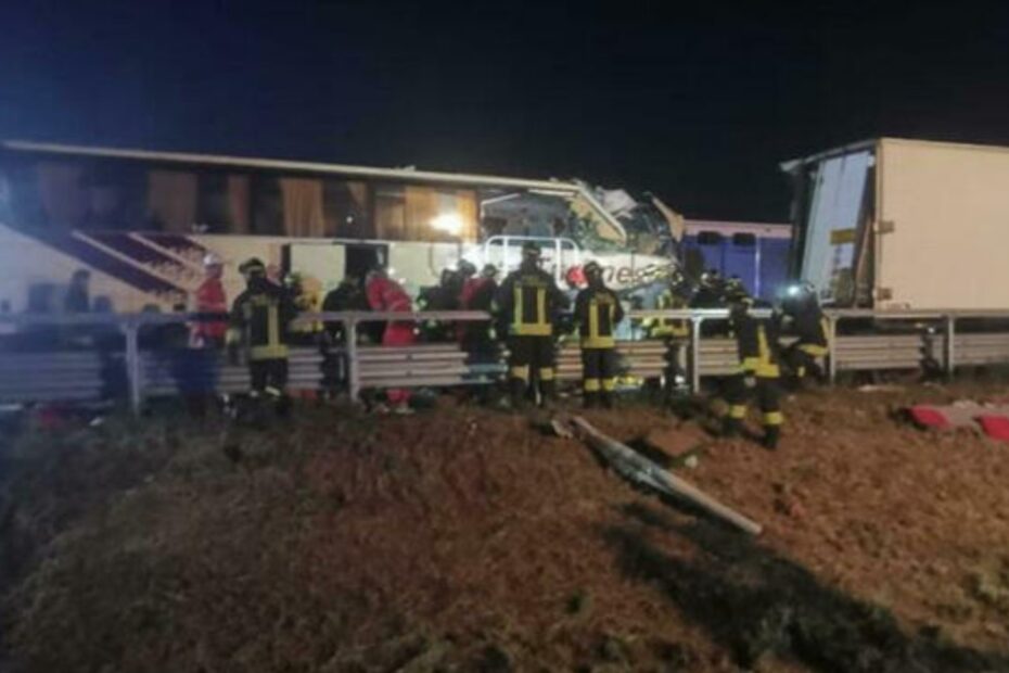 Incidente sull'A4 tra un pullman e un camion: trenta feriti