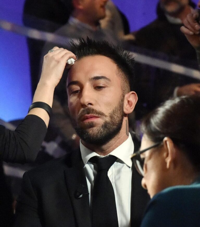 No Comunione In Mano Ecco Il Vero Motivo Simone Coccia lascia l'Italia: ecco il vero motivo