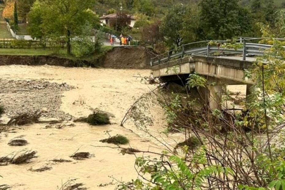 Crollato ponte Parma