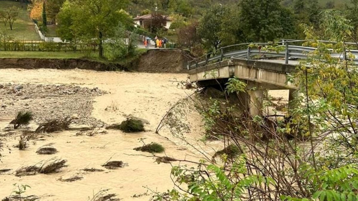 Crollato ponte Parma