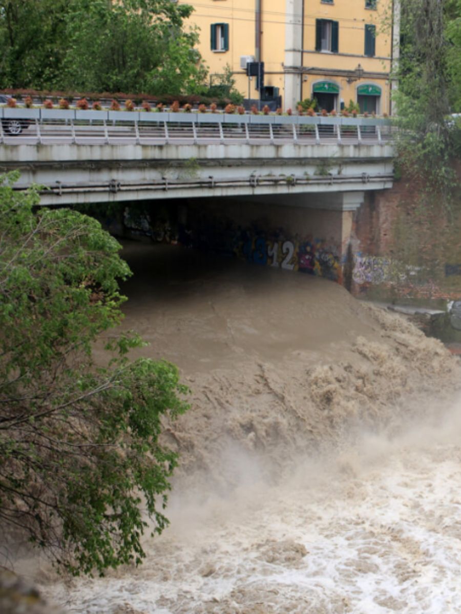 Crollato un ponte a Parma: è allerta meteo in Emilia-Romagna