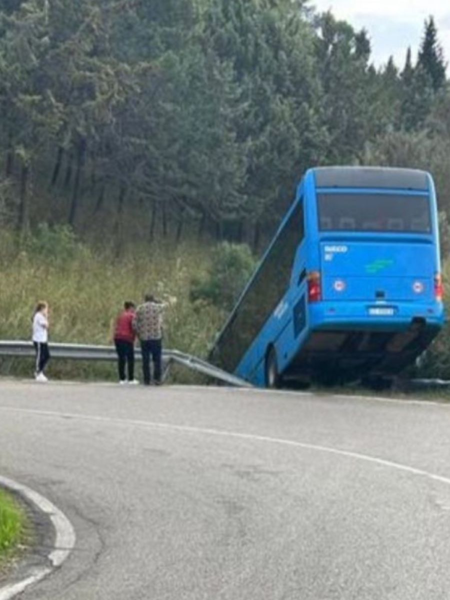 Incidente a Matera, autobus finisce fuori strada: 28 feriti