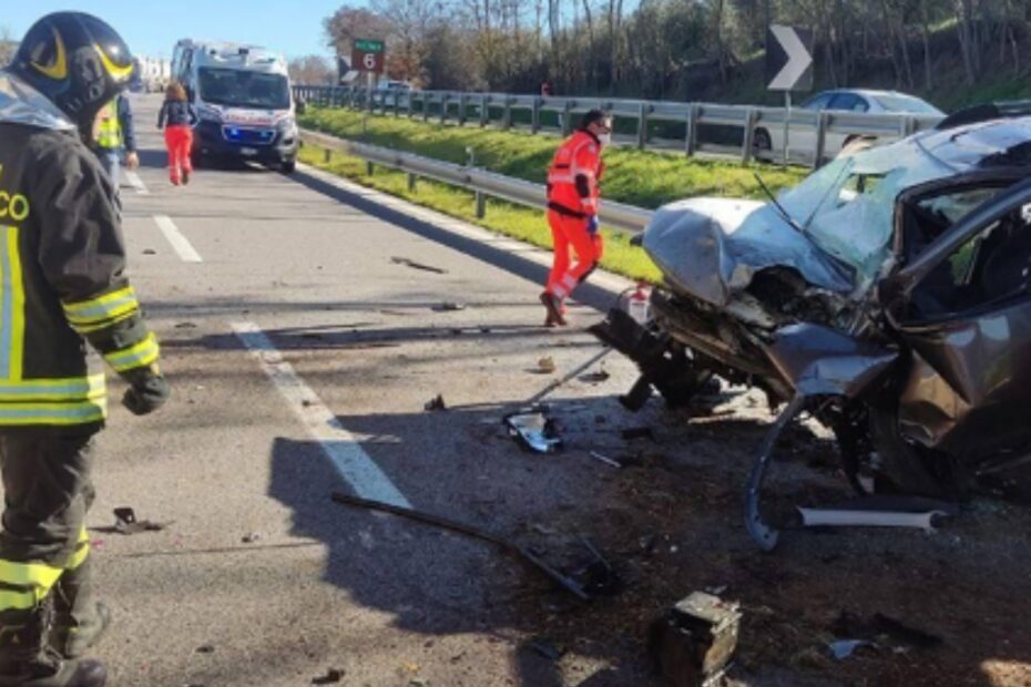 Incidente tra Modica e Pozzallo, intera famiglia coinvolta: un morto e diversi feriti