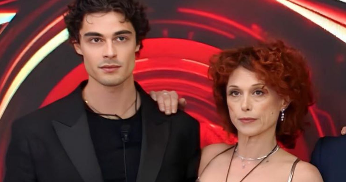 Grande Fratello Beatrice e Vittorio sotto le coperte