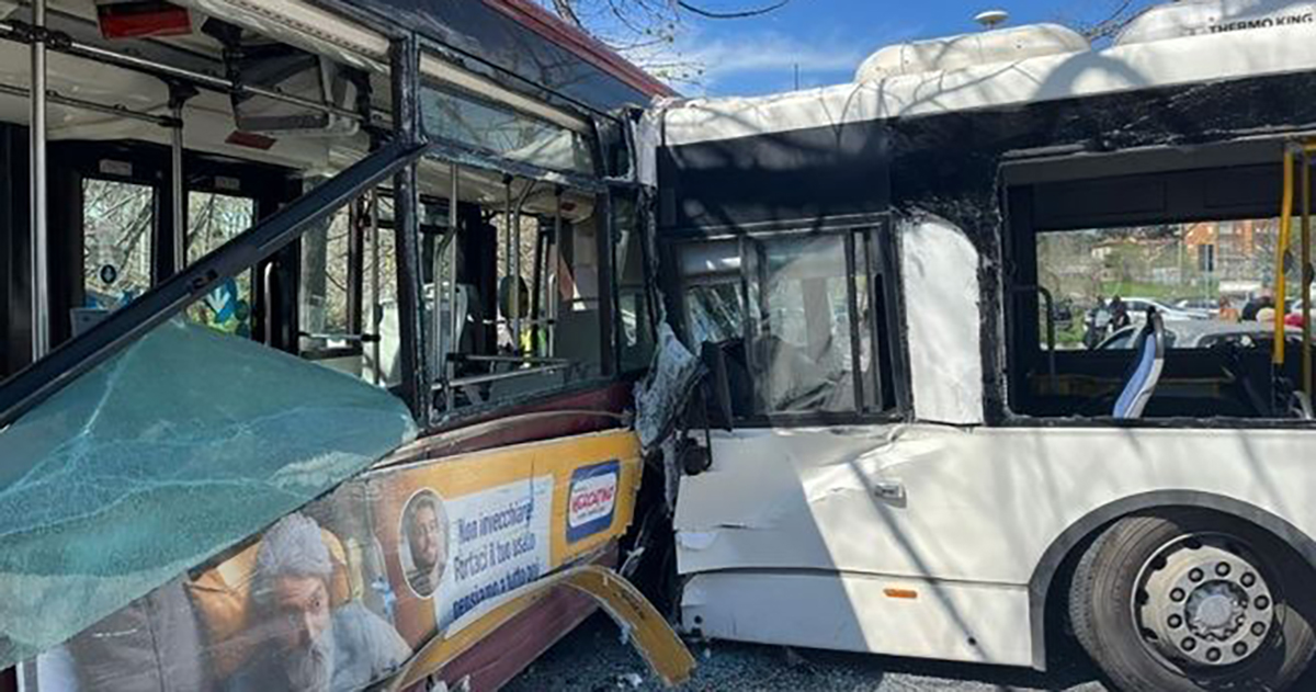 Scontro tra bus a Roma