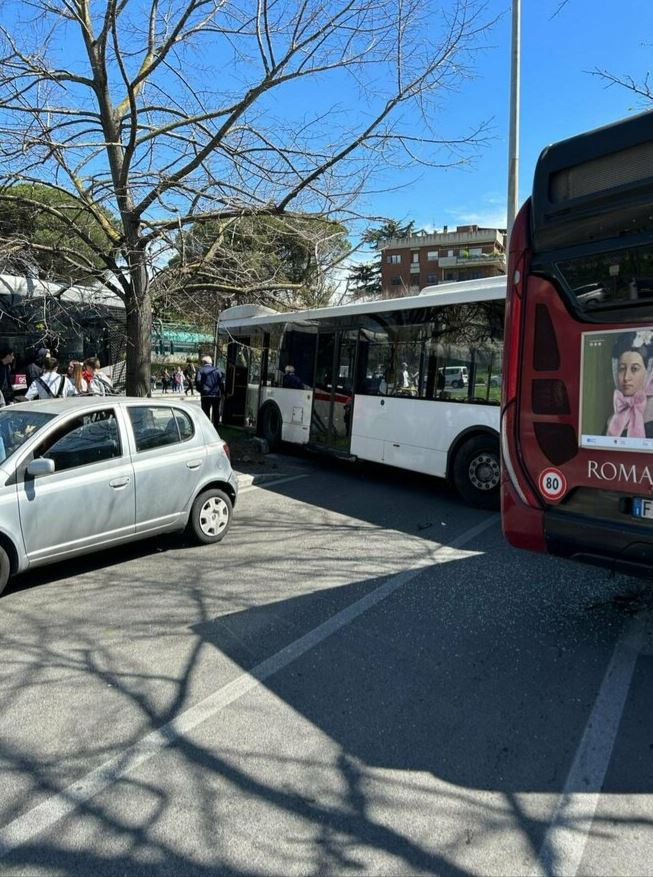 Scontro tra bus a Roma