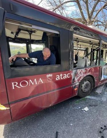 Scontro tra bus a Roma