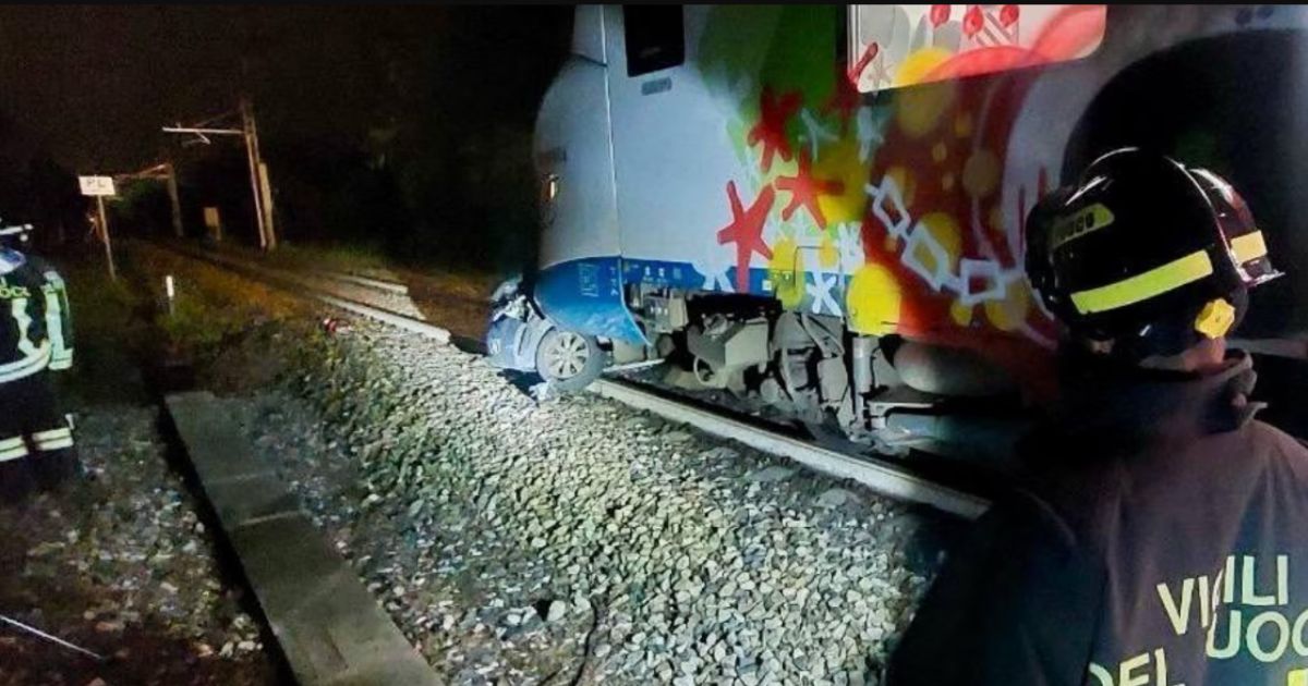 Treno travolge auto in Italia: una vittima, passeggeri sotto choc