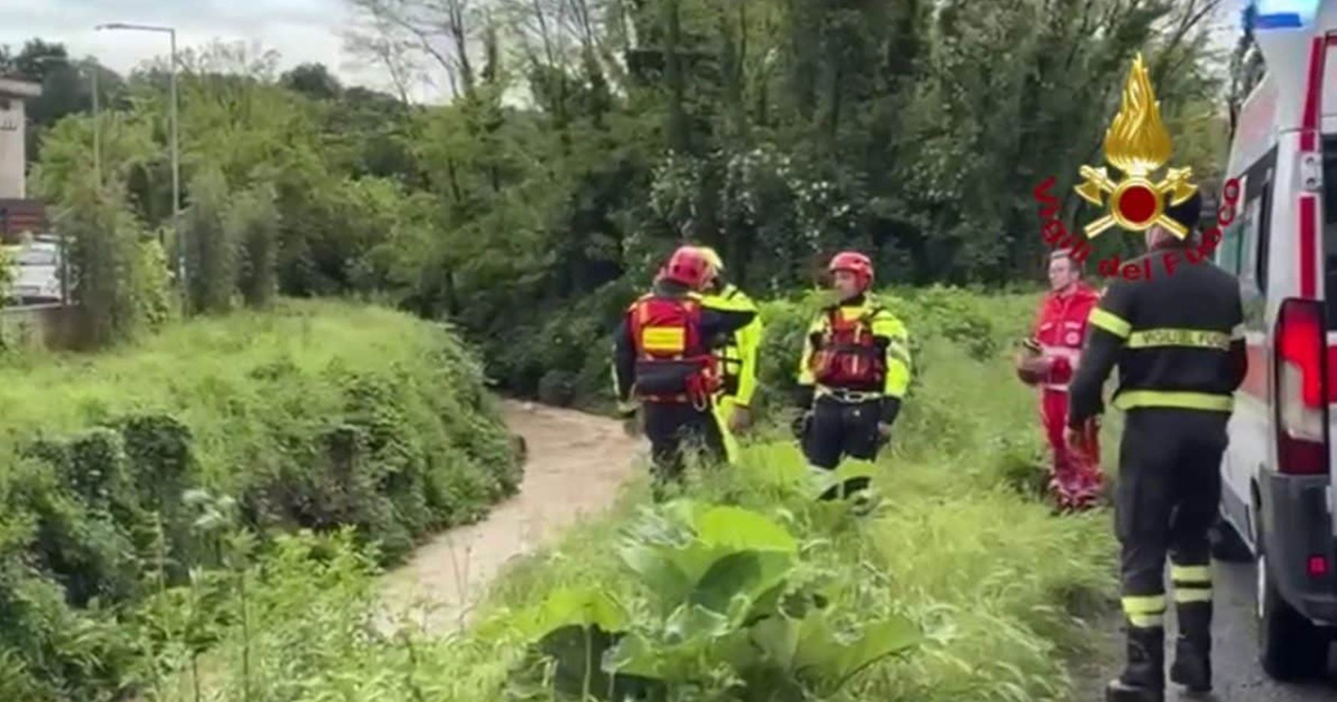 Crolla ponte in provincia di Como, disperso un uomo caduto nel torrente in piena