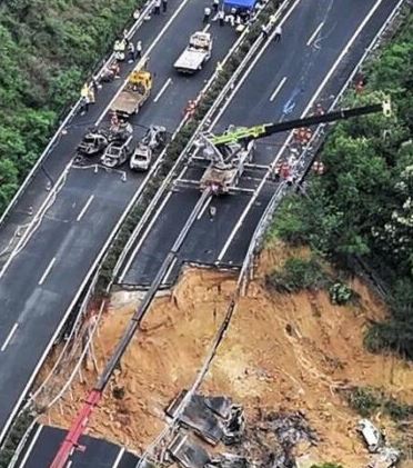 Cina, crolla autostrada 