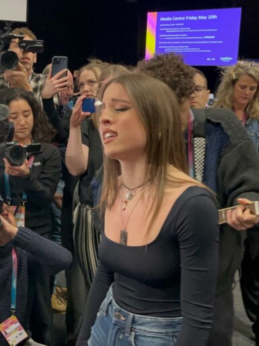 "Eurovision" nel caos, Angelina stupisce tutti cantando "Imagine"