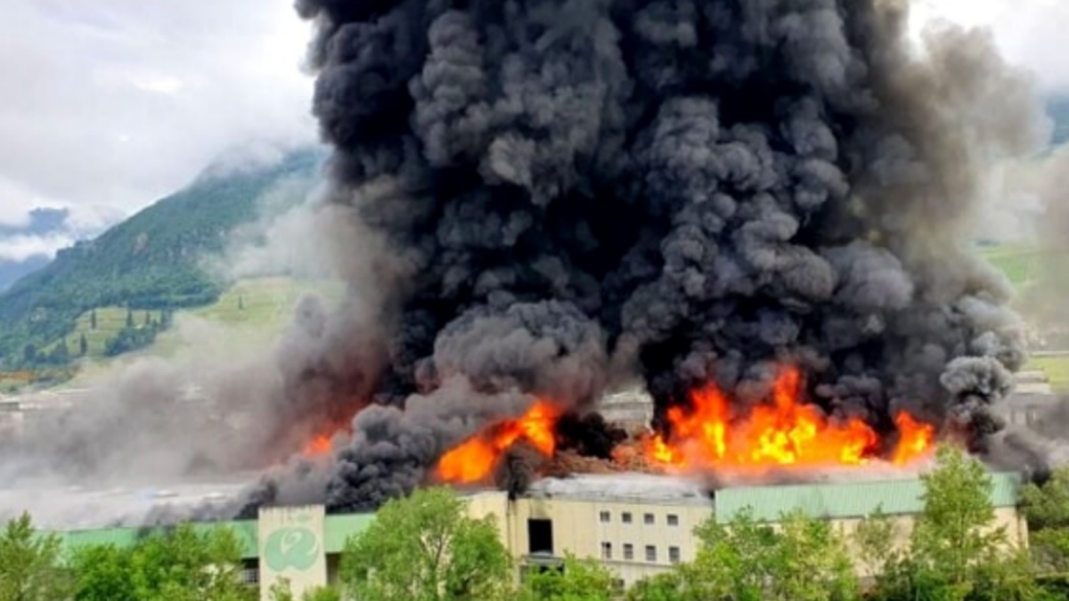 Maxi incendio in Italia, scatta l’evacuazione: “Tenete porte e finestre chiuse”