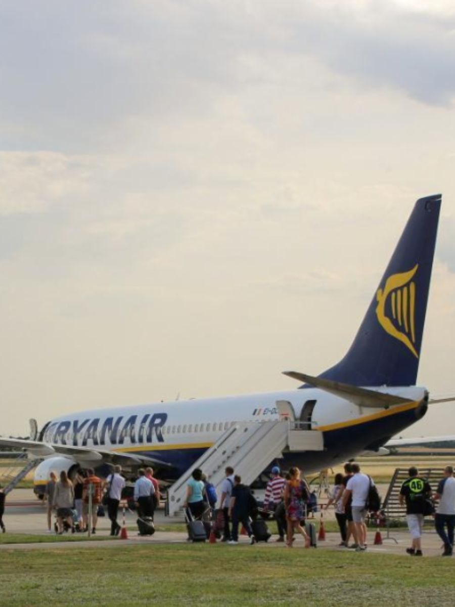 Incendio sul volo Ryanair partito da Bologna: cos'è successo