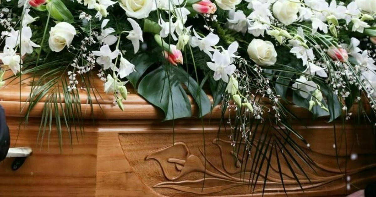 Bara si apre durante il funerale, choc al cimitero in Inghilterra