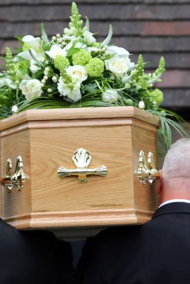 Bara si apre durante il funerale, choc al cimitero in Inghilterra