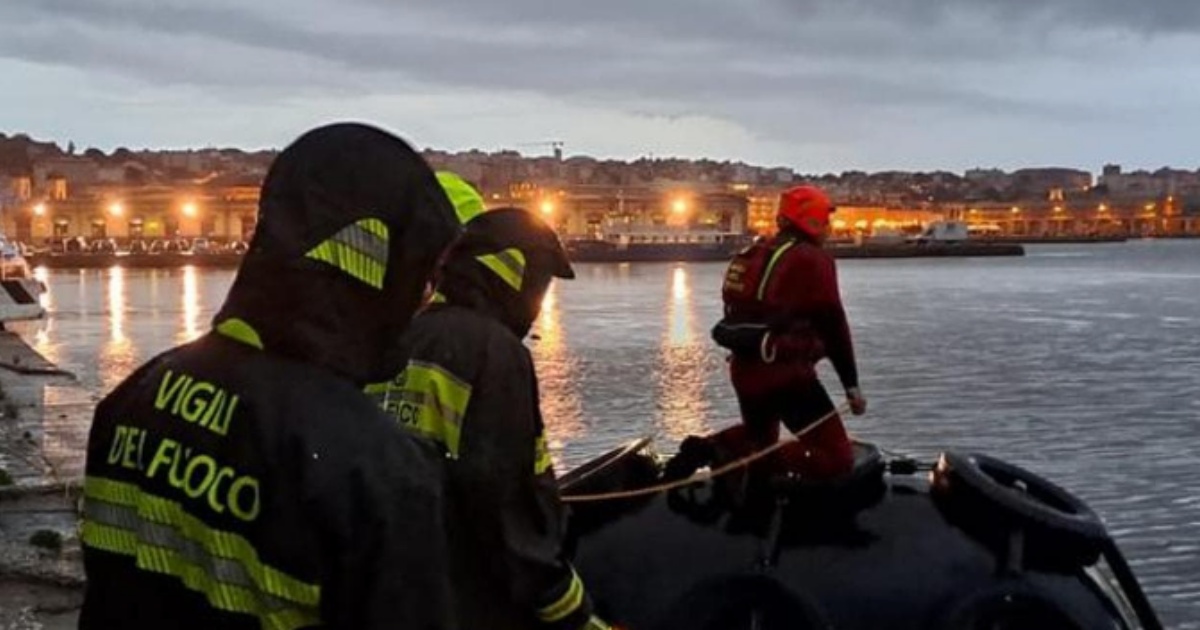 ventenne dispero in mare