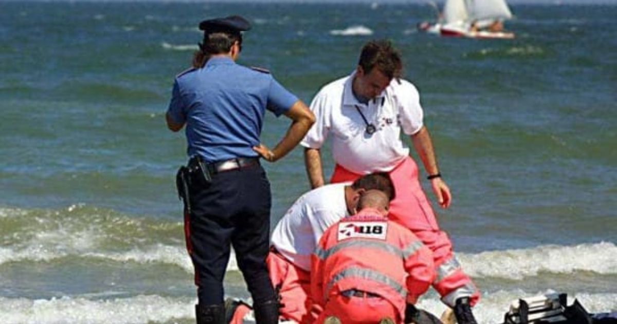 Italia, donna muore in spiaggia davanti a tutti: come è successo