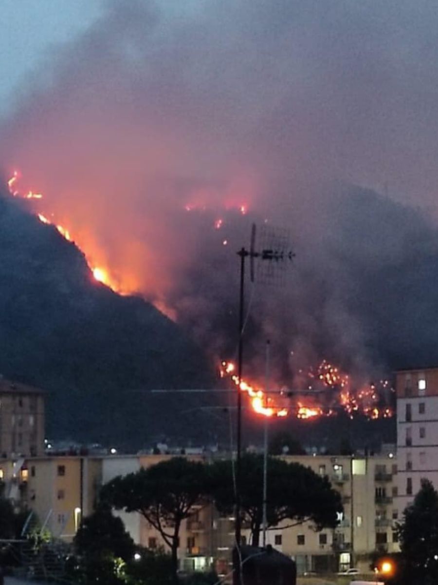 Camaldoli, incendio devasta la collina: la situazione oggi