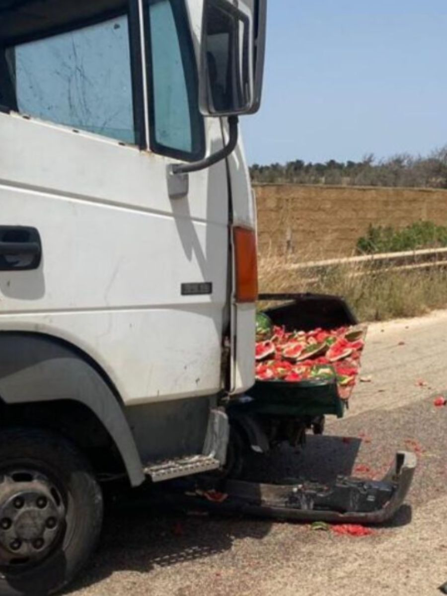 Incidente a Campobello di Mazara, scontro tra camion e apecar: un morto, un ferito