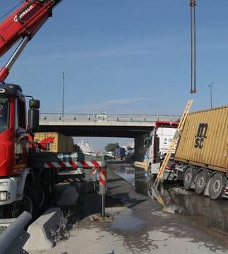 Classicana, camion nella voragine