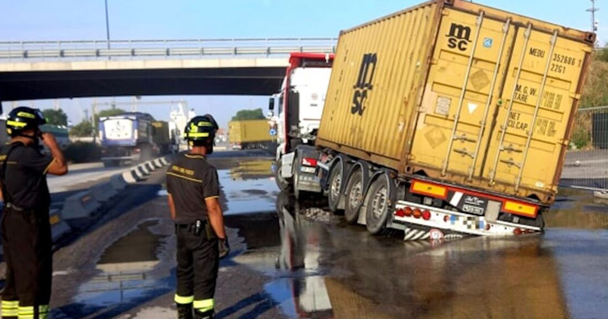 Classicana, camion bloccato per un cedimento stradale