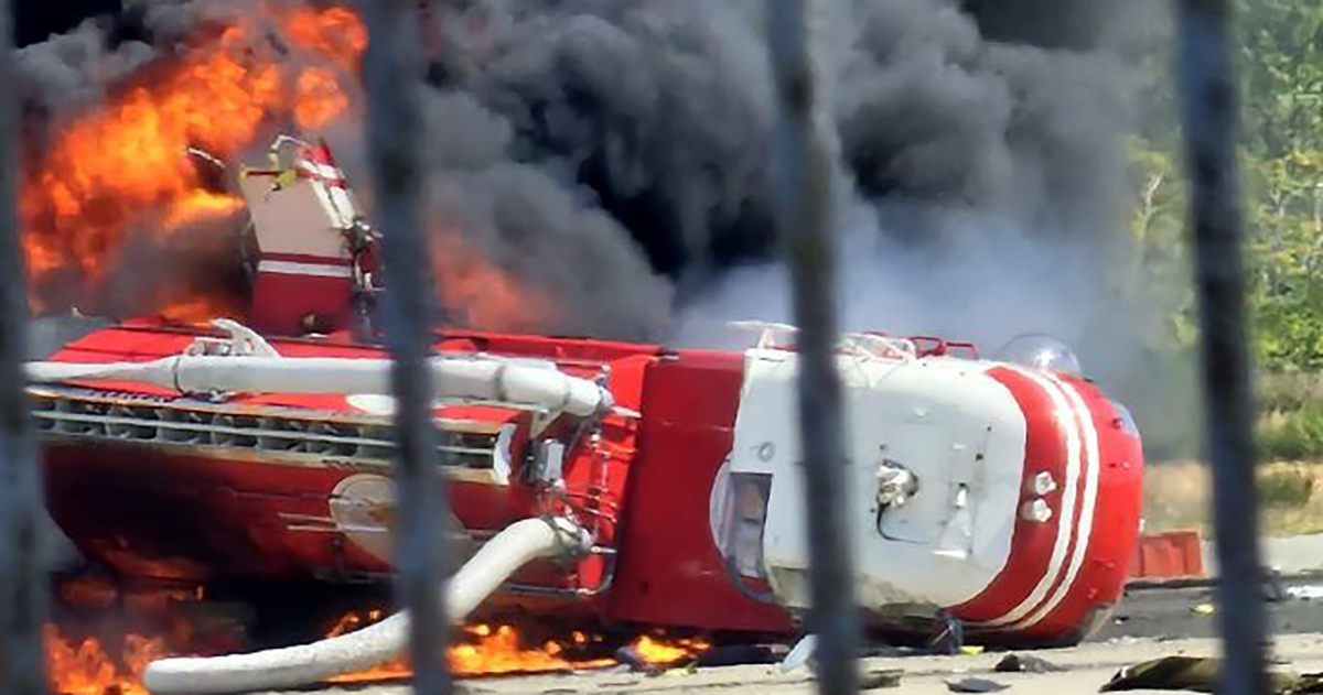 Incidente all’aeroporto di Reggio Calabria: elicottero va in fiamme e si schianta (VIDEO)
