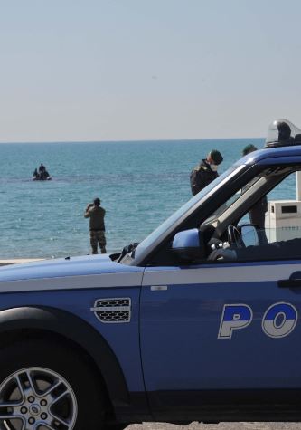 Lido di Ostia, bagnino accoltellato