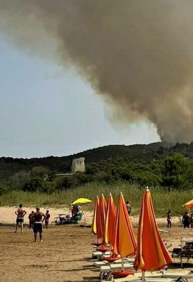 Incendio a Vieste, Baia San Felice in fiamme