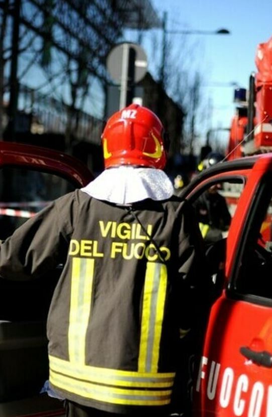 Incendio al Villaggio Coppola di Castel Volturno, vigile del fuoco