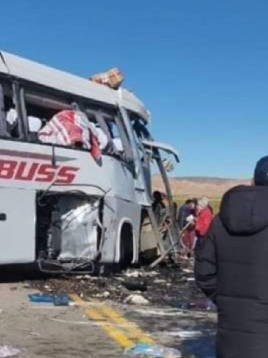 Incidente in Bolivia, tragico scontro tra camion e bus: 22 morti e 16 feriti