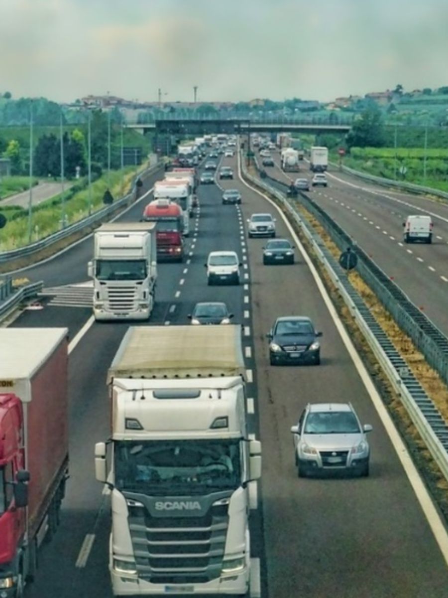 Bimbo trovato mentre gattonava sul ciglio dell'autostrada