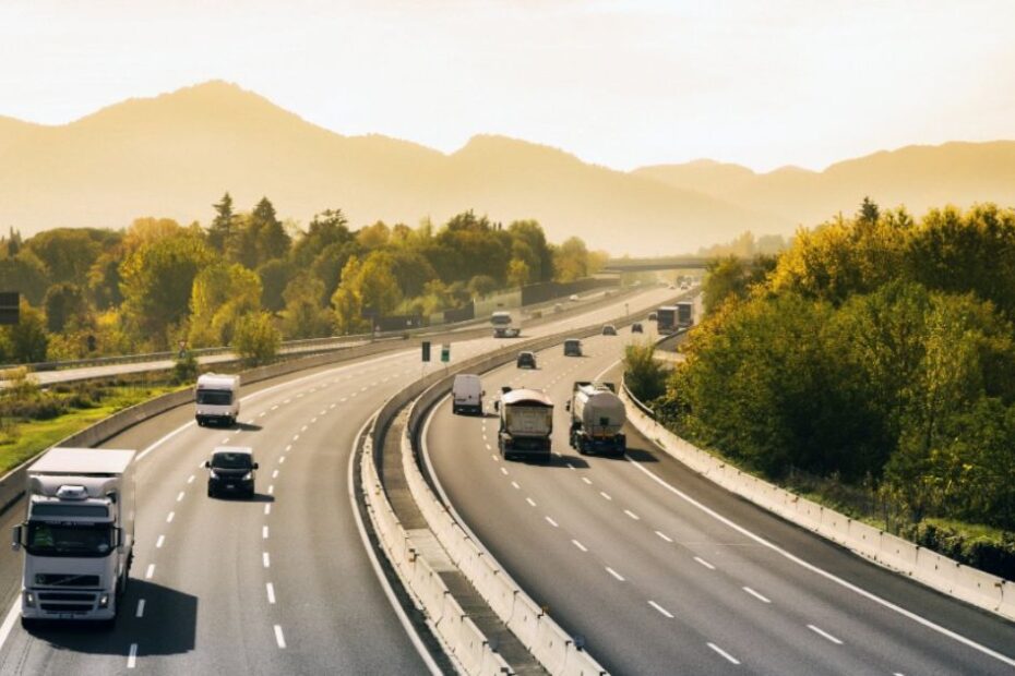 Bimbo trovato in autostrada