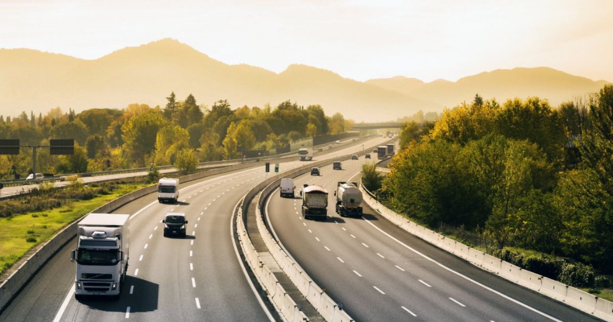 Bimbo trovato in autostrada