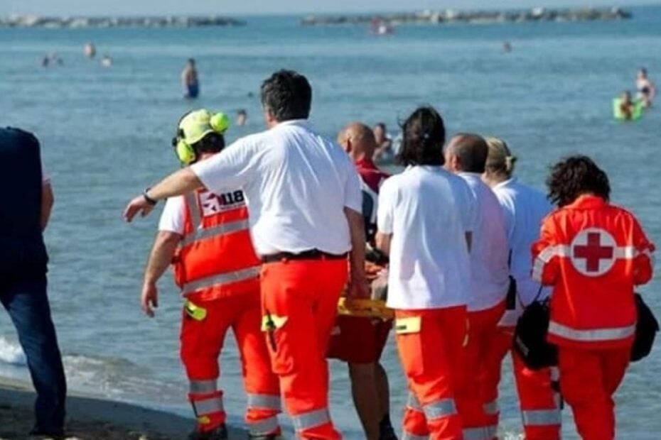 entra in acqua e muore