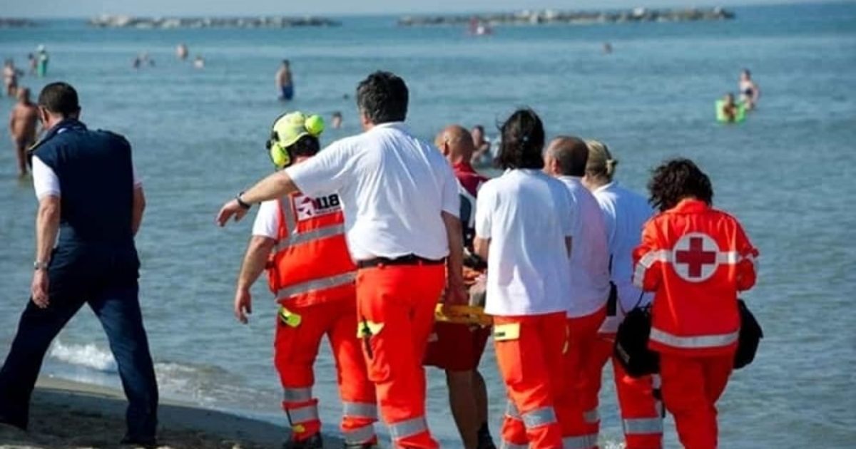 entra in acqua e muore