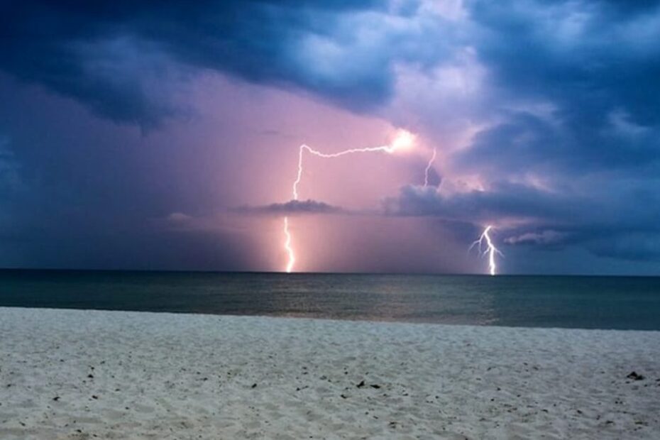 fulmine cade sulla spiaggia