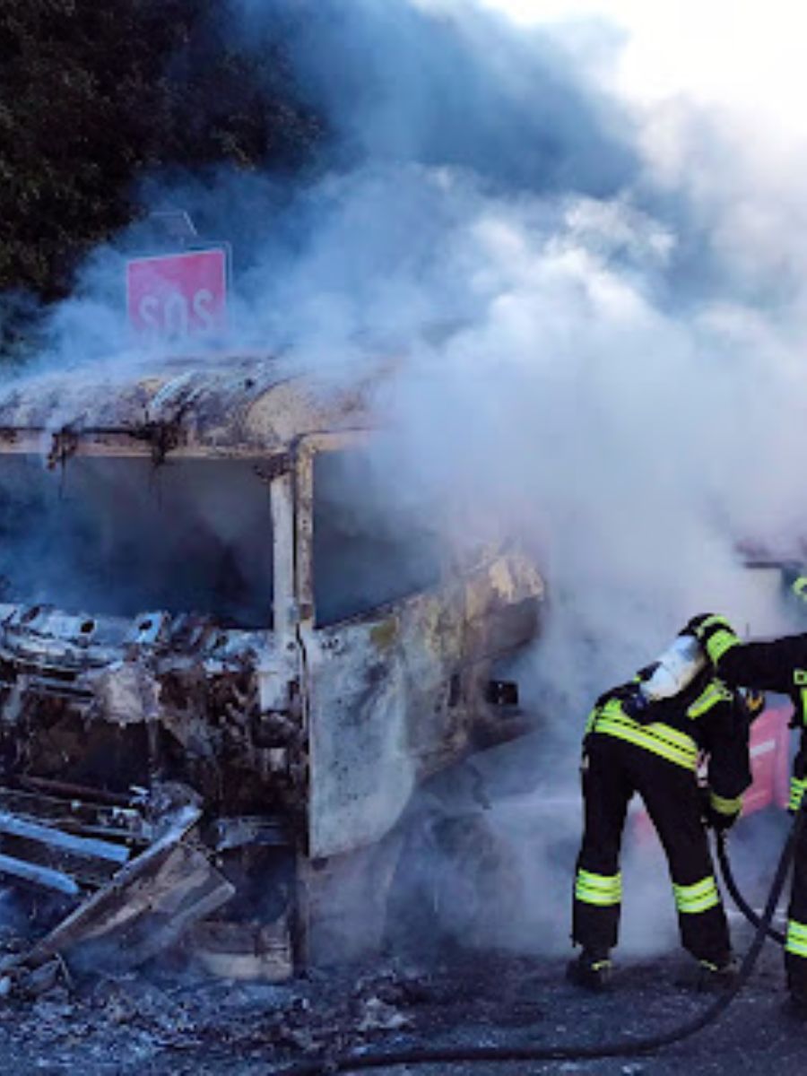 Incendio sulla A1, tir va a fuoco: traffico in tilt tra Firenze e Mugello