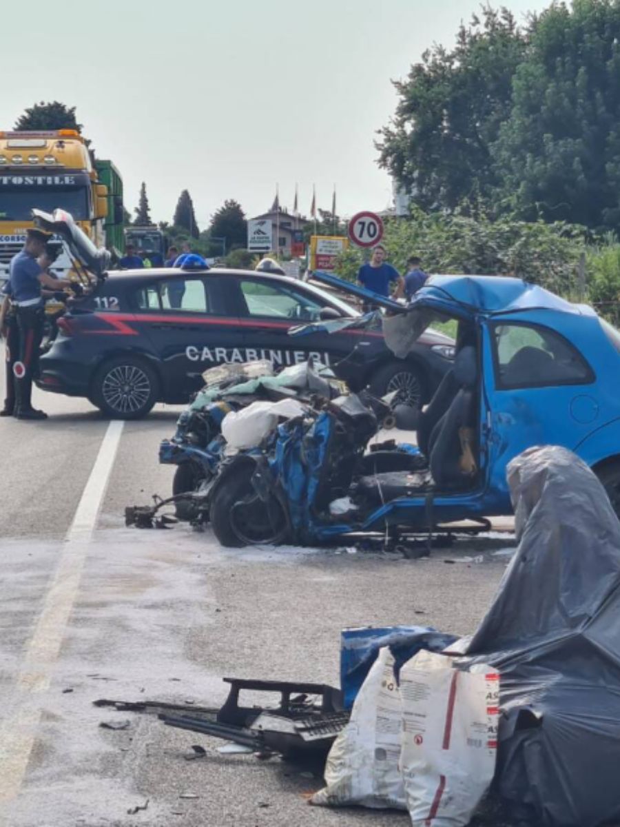 Incidente a Pescantina, auto si schianta contro camion dei rifiuti: 2 morti e un ferito