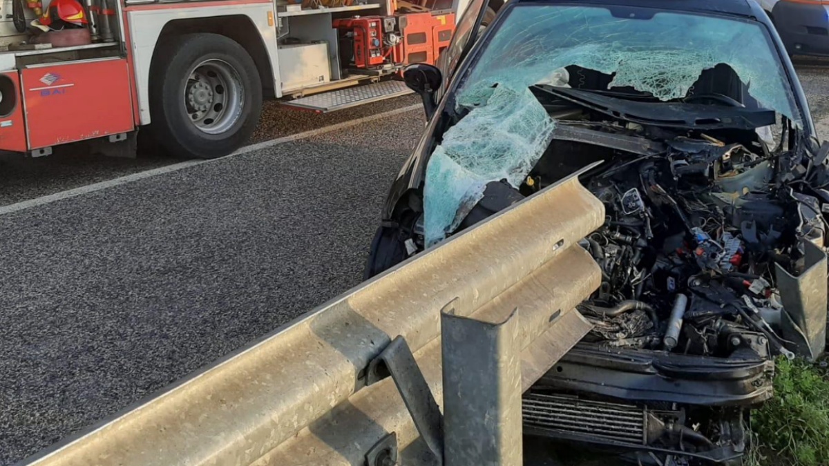 Incidente stradale choc: l’auto sbanda e viene infilzata dal guardrail
