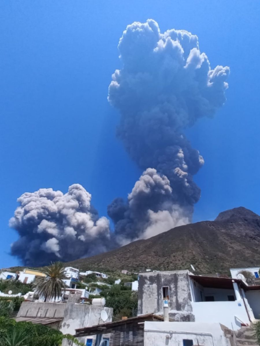 Stromboli, forte esplosione nel vulcano: l'isola avvolta dalla cenere