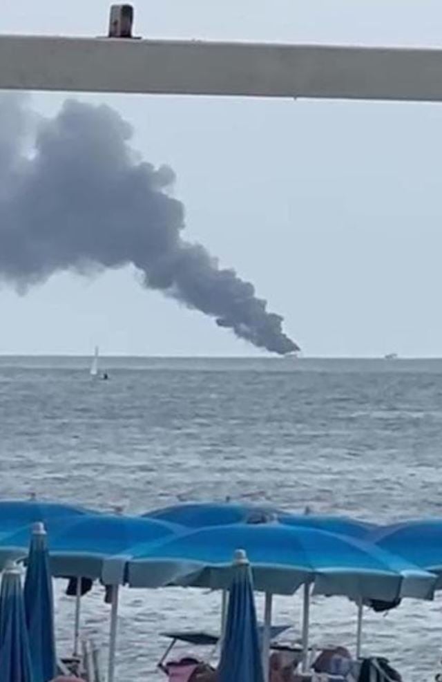 Ostia, yacht in fiamme al largo di Capocotta: la colonna di fumo nero