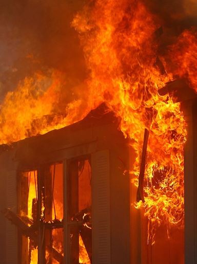 Incendio in Serbia, casa va a fuoco